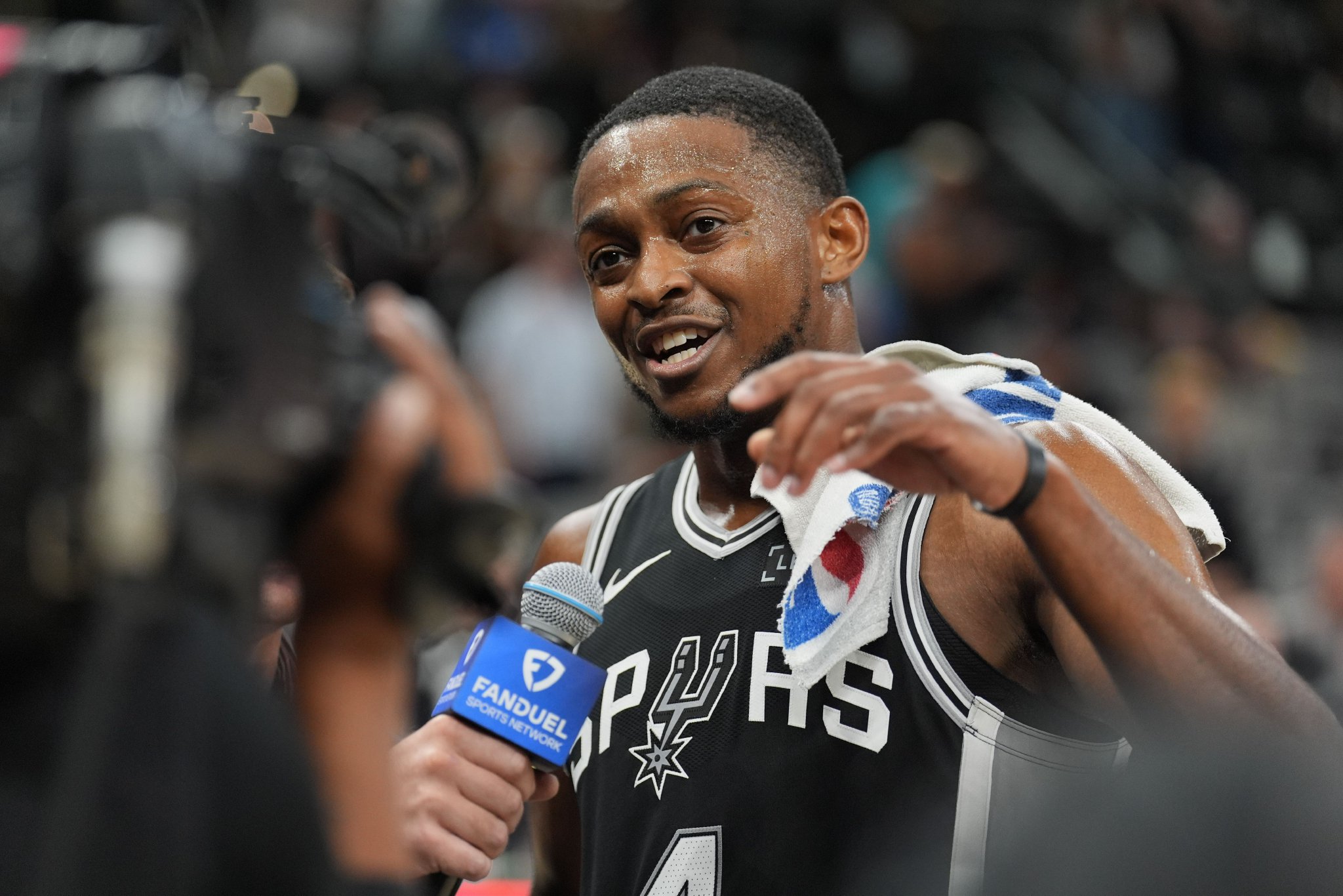 福克斯：文班亚马是世界最佳之一 但我们是团队 总会有人站出来