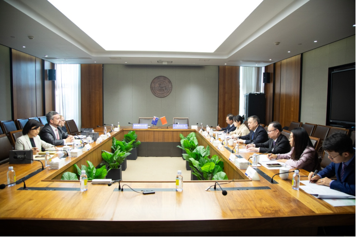 校领导会见澳大利亚新南威尔士大学校长一行