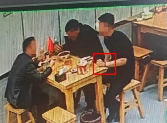 男子向碗里丢异物碰瓷餐厅被识破?店方:幸亏有监控否则冤了,已报警