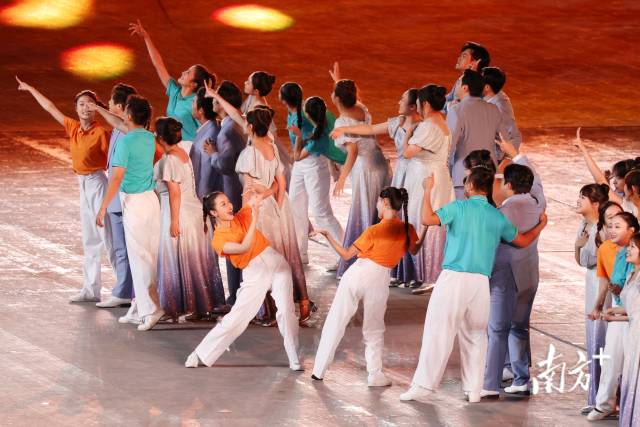 一张“纸”如何托起这场盛会？十五运会闭幕式总导演沈晨揭秘