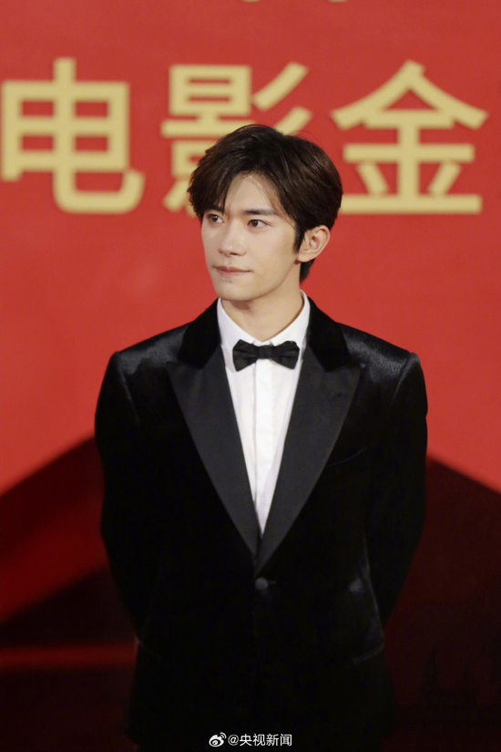 易烊千玺、宋佳分别获金鸡奖最佳男女主角 易烊千玺成最年轻金鸡奖影帝，本人回应