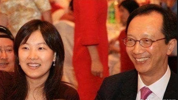 恩爱23年难敌残酷现实！73岁梁锦松苍老憔悴，47岁伏明霞仍娇艳如花