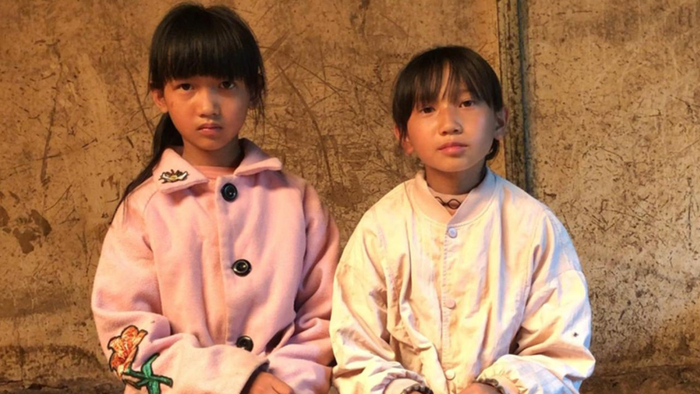 年幼妈妈离家，爸爸又患病离世，奶奶病倒后姐妹俩害怕失去最后亲人