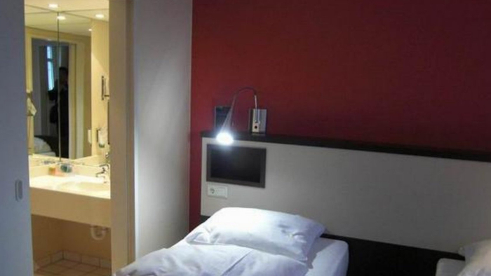 宾馆睡觉，为什么建议将厕所的灯开着？服务员透露背后的猫腻！