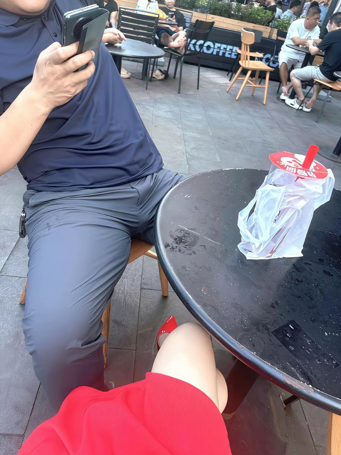 婚姻选择将就引热议，成年人的无奈与亲情困境