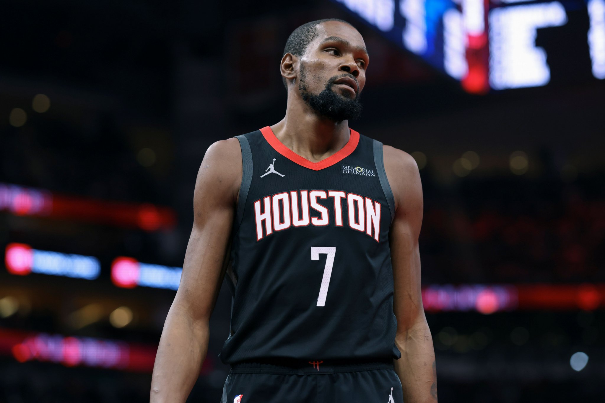 玩起来了？杜兰特反击大三步轻松上篮 过程中左右手还互换！