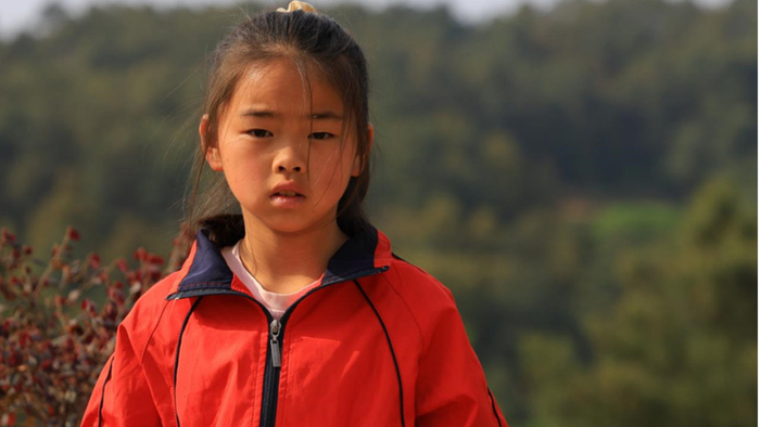 儿媳撇下和前夫的娃消失，儿子不愿管，老人把她当亲孙女养了八年