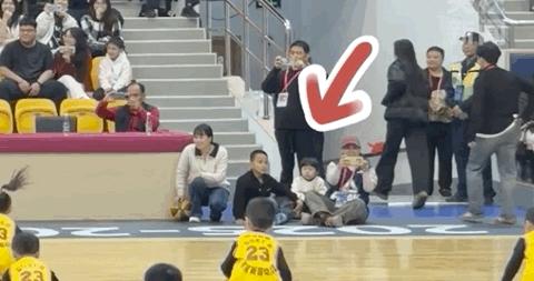幼儿园小朋友篮球表演失误，为何却获全网点赞？