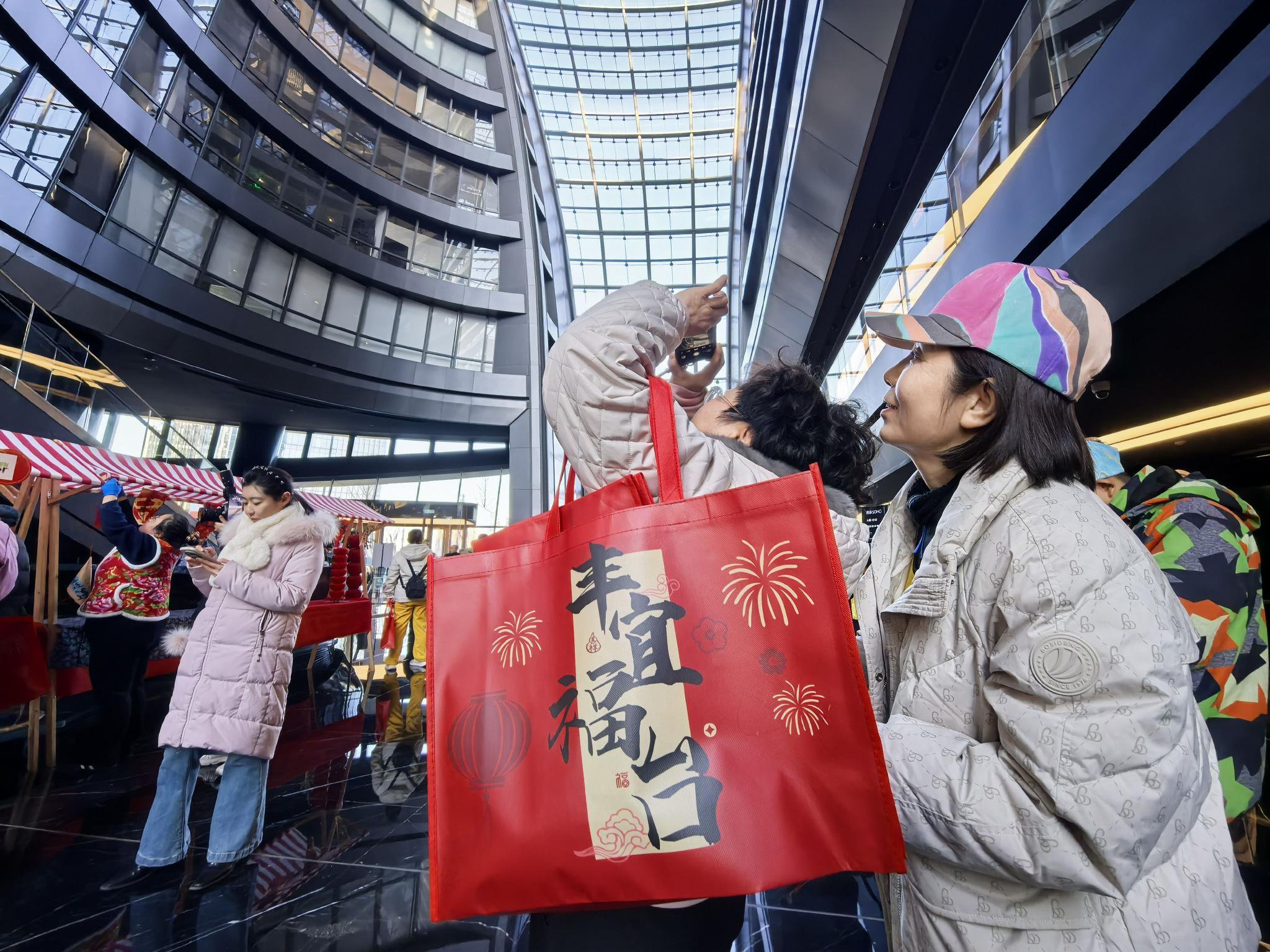挑战200米高空，600名选手在丽泽SOHO登高启新年