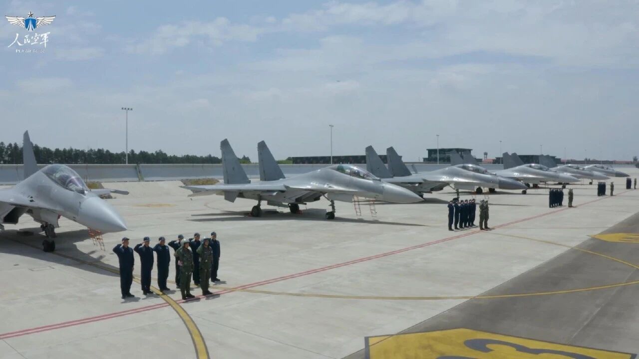 机动摆脱、干扰规避 直击新年首次实战化飞行训练现场