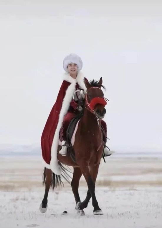 贺娇龙去世,最后一条朋友圈还在宣传新疆,曾说“我和团队得到这么多掌声和荣誉,我们压力是很大的,生怕自己付出的少了,得到的太多”