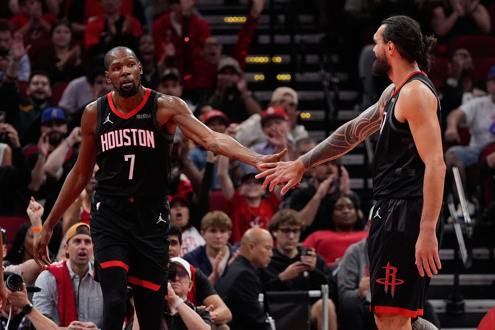 杜兰特：我非常尊重亚当斯 他每场都在篮下肉搏并乐意做出牺牲