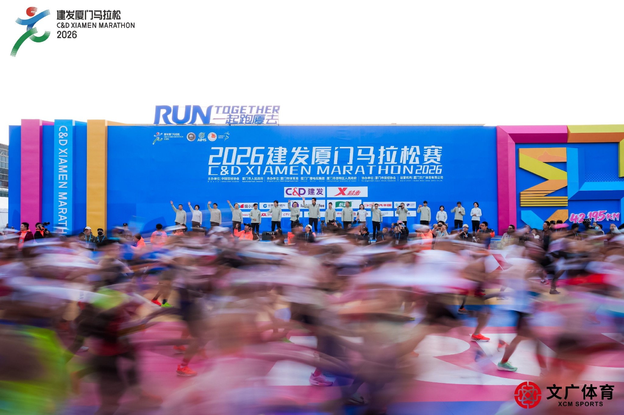 度小满公益领跑员李美珍勇夺2026厦马国内女子冠军