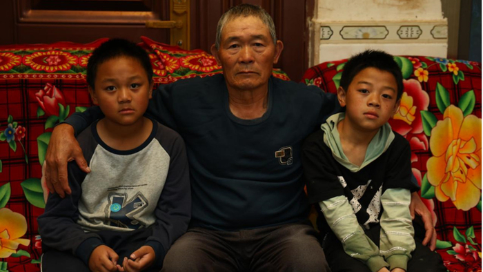 儿子矿难客死他乡，老伴去世，儿媳走了，重病老人艰难抚养两个孤孙