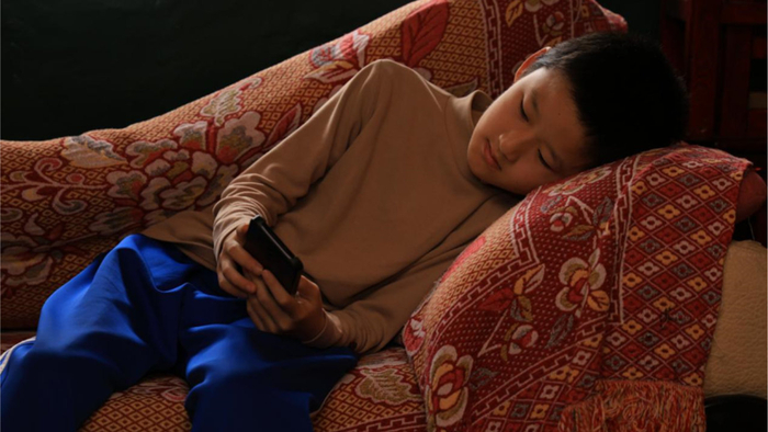 妈妈病世两个月后奶奶又因癌去世，爸爸外出打工，剩11岁男孩一人守家