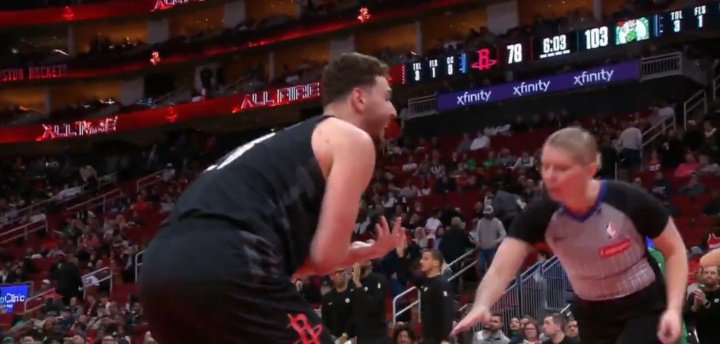 这波不冤！申京昨日小声骂女裁判“该死的碧池”！才被直接驱逐！