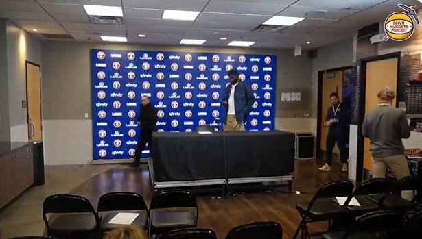 空气突然安静！小哈达威接受采访却发现没记者 尴尬抠出三室一厅