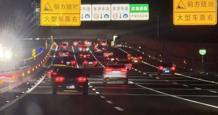 “上了高速，发现全是聪明人”！还有人带了一锅饭……