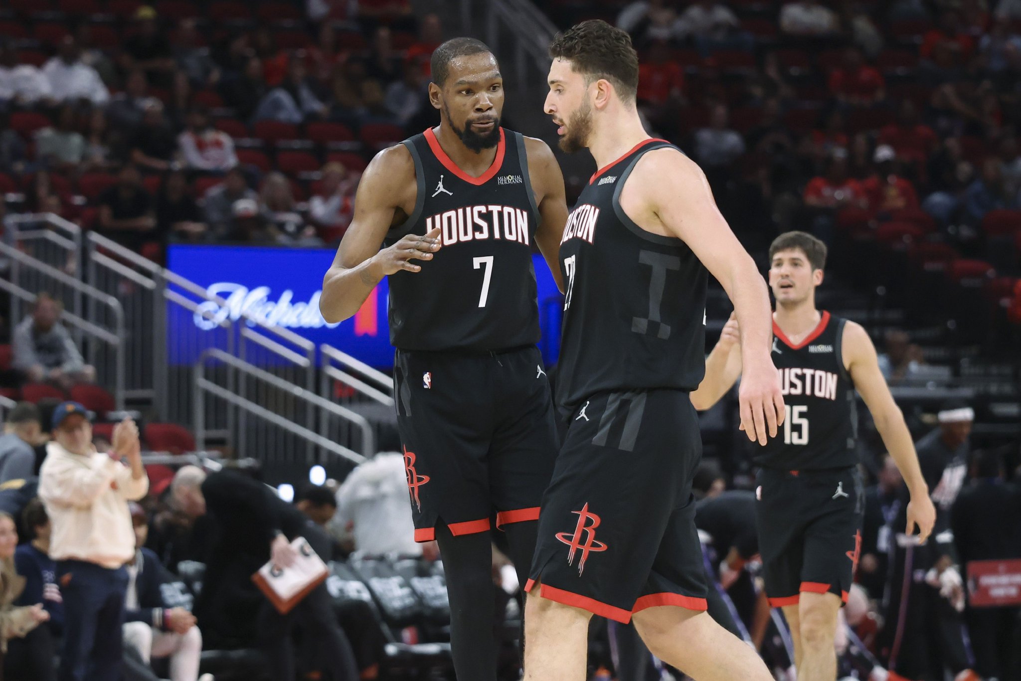 科尔：当KD申京谢泼德同时在场时防守难度很大 需要极高的专注度