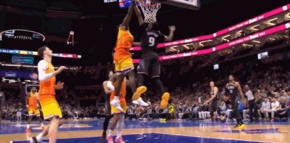 是个精彩好帽！新秀詹姆斯战斧隔扣奥萨尔被犯下 活塞挑战成功