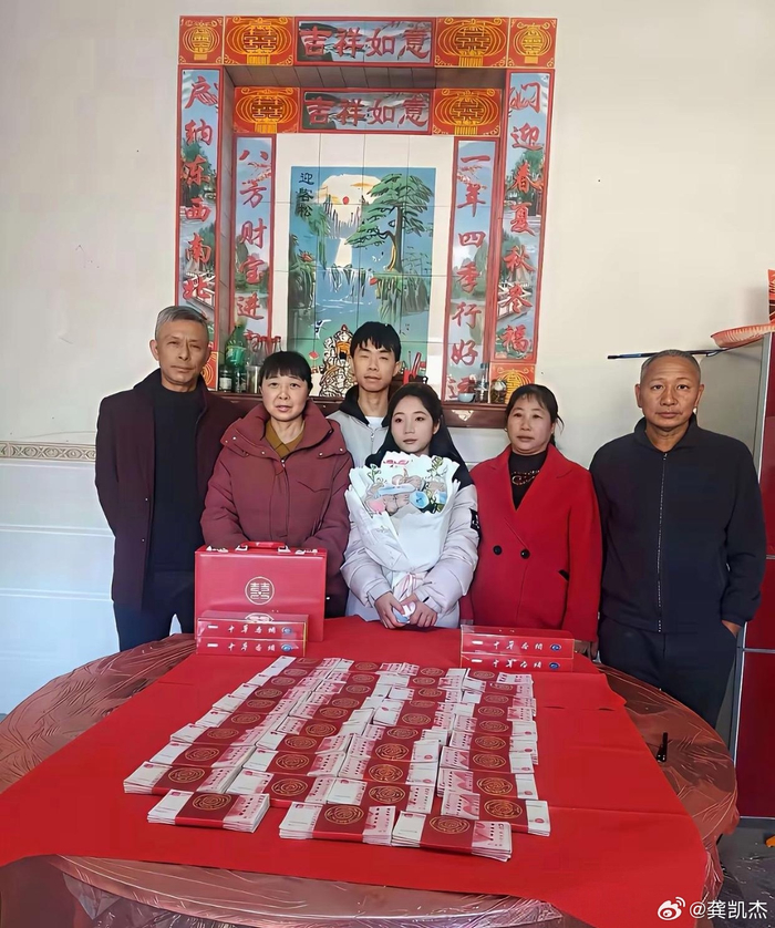 订婚宴现场新人表情引猜测